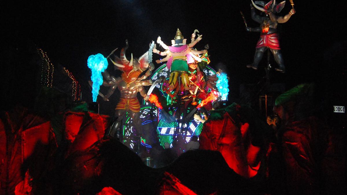 Kodagu Deputy SP injured during outbreak of trouble at Madikeri Dasara