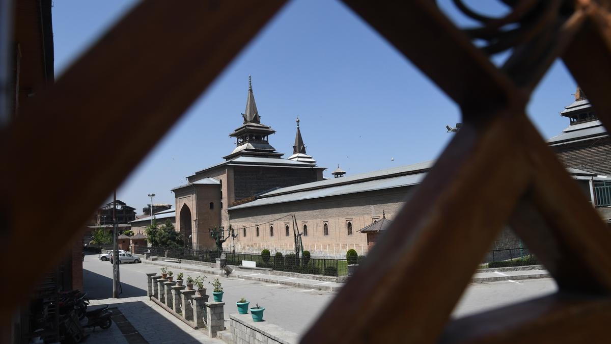Srinagar&rsquo;s Jama Masjid closed for Friday prayers; NC MP says &lsquo;denied space to speak on Waqf Bill&rsquo;