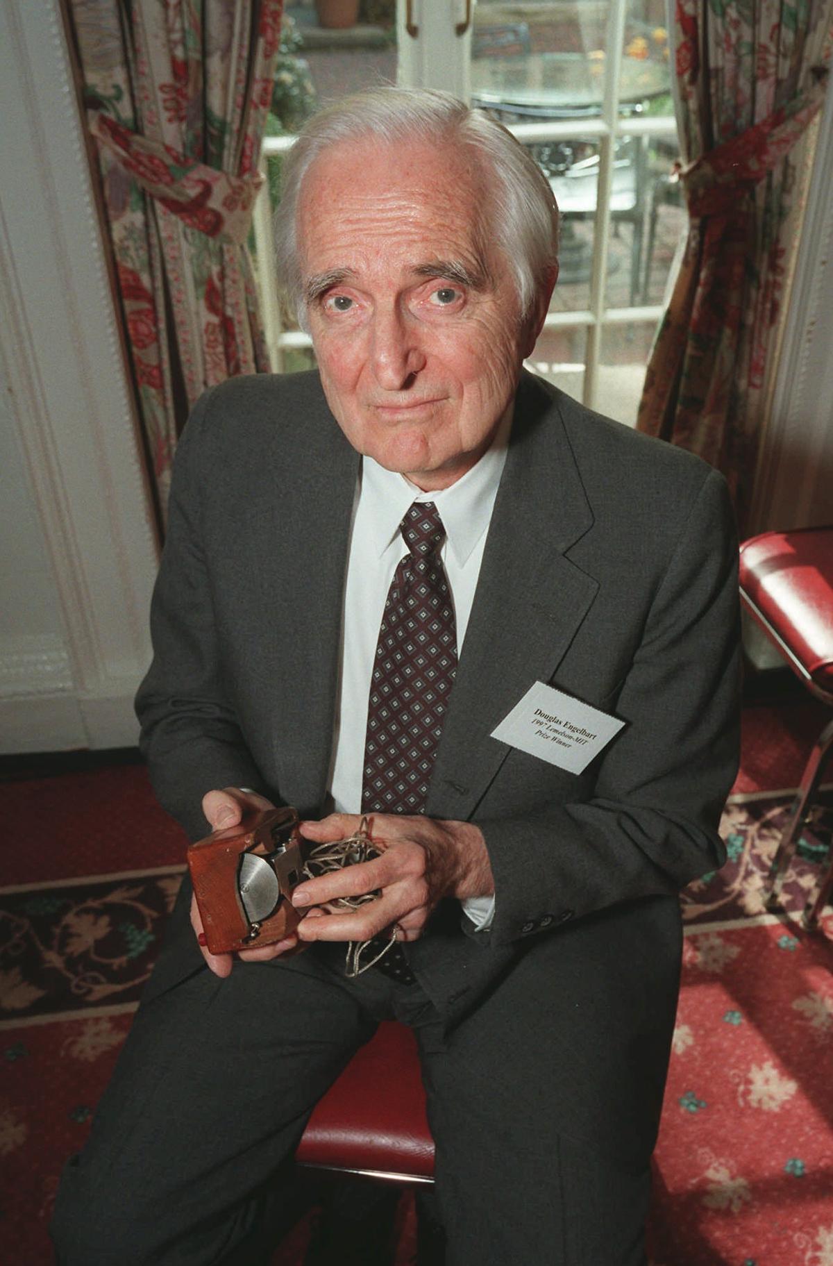 Op deze bestandsfoto van 9 april 1997 poseert Doug Engelbart, uitvinder van de computermuis en winnaar van de Lemelson-MIT-prijs van 1997, met de computermuis die hij heeft ontworpen in New York. 