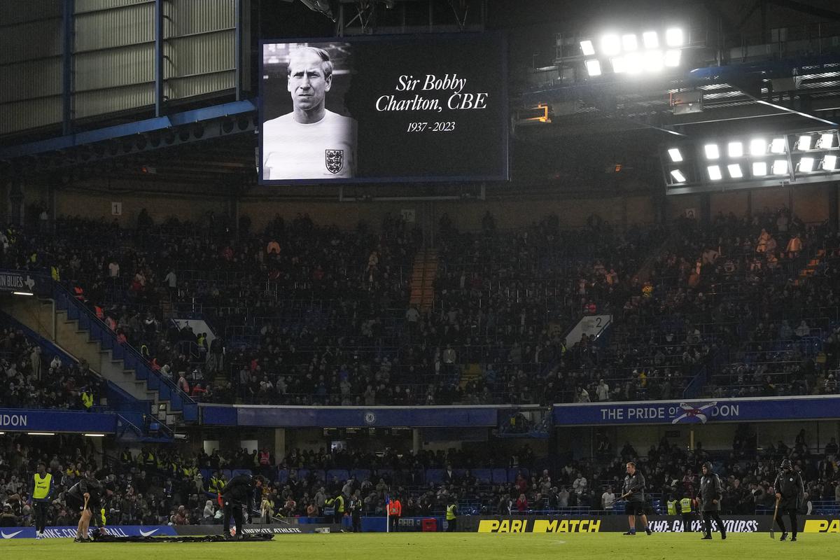 Une photo de la légende du football anglais Bobby Charlton est affichée sur un écran géant lors du match de football de la Premier League anglaise entre Chelsea et Arsenal au stade Stamford Bridge à Londres, en Angleterre, le samedi 21 octobre 2023. 