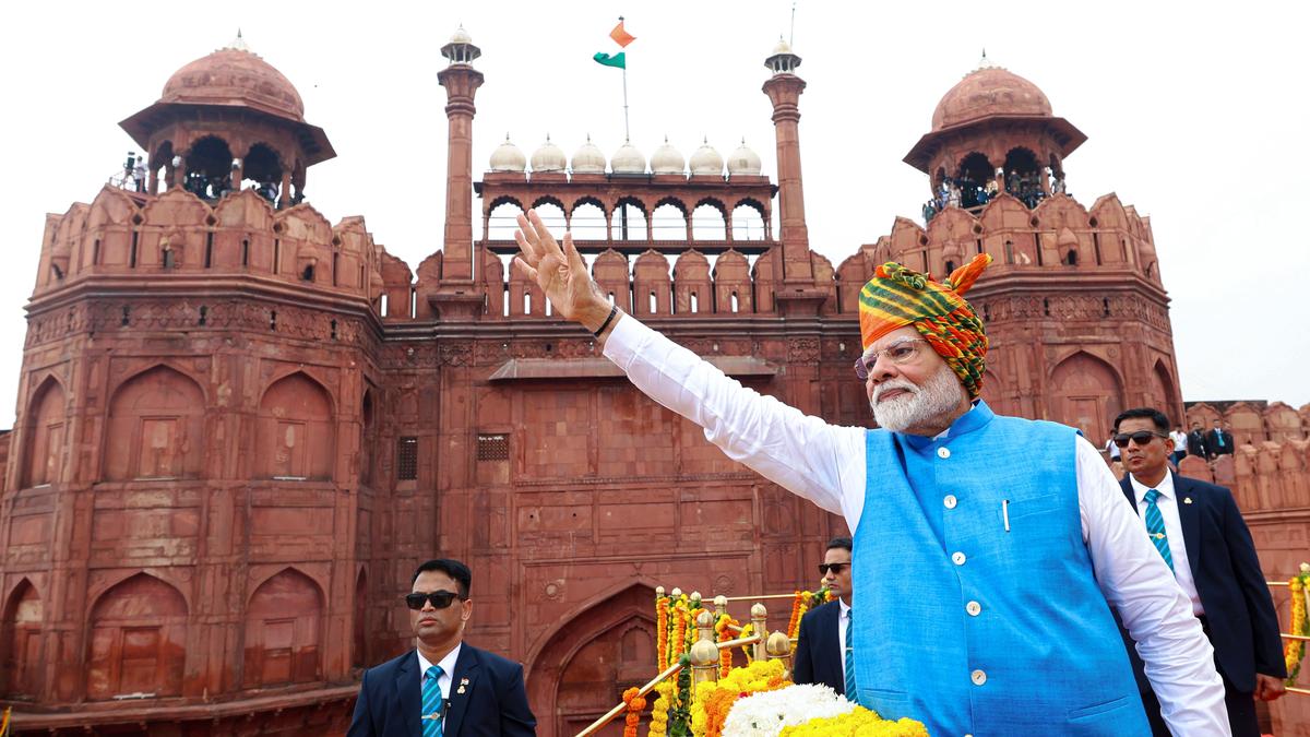 Dark clouds fail to deter enthusiasm of people at Red Fort Independence Day event