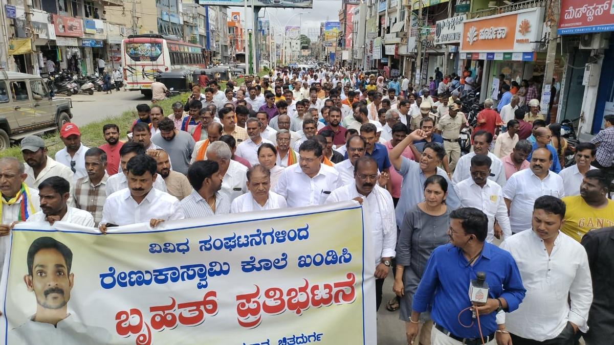 Chitraduga residents stage protest against Darshan; seek strict punishment for accused in murder case