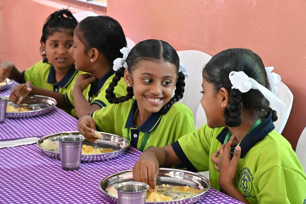School children tasting breakfast during the expansion of the Chief Minister’s Breakfast Scheme in State-aided primary schools in urban areas in Tirunelveli on August 26, 2025. 