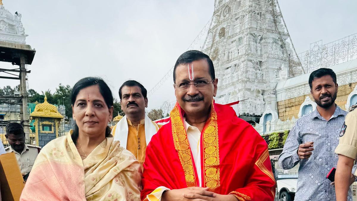 Former Delhi CM Kejriwal and Sringeri peetham ‘Uttaradhikari’ Vidu Sekhara Bharati Theertha Swamy pray at Tirumala