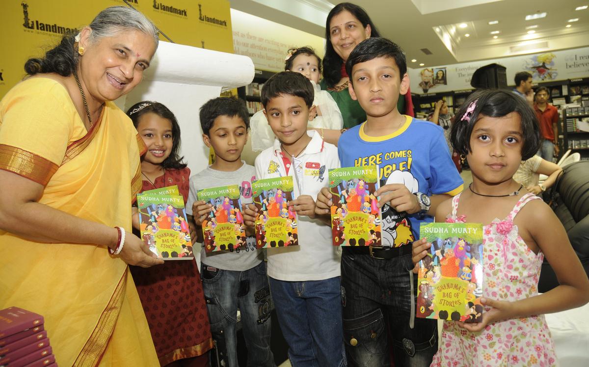 लेखक सुधा मुरी ने बेंगलुरु, 2012 में अपनी पुस्तक, दादी के बैग ऑफ स्टोरीज़ के लॉन्च में बच्चों के साथ काम किया। लेखक सुधा मुरी ने बेंगलुरु, 2012 में अपनी पुस्तक, दादी के बैग ऑफ स्टोरीज़ के लॉन्च में बच्चों के साथ काम किया।