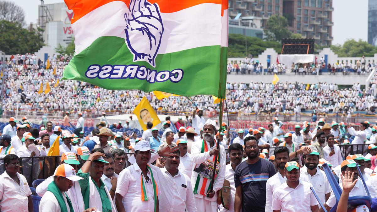 Siddaramaiah sworn in as CM, D.K. Shivakumar as DyCM of Karnataka as boisterous crowd cheers new Congress government