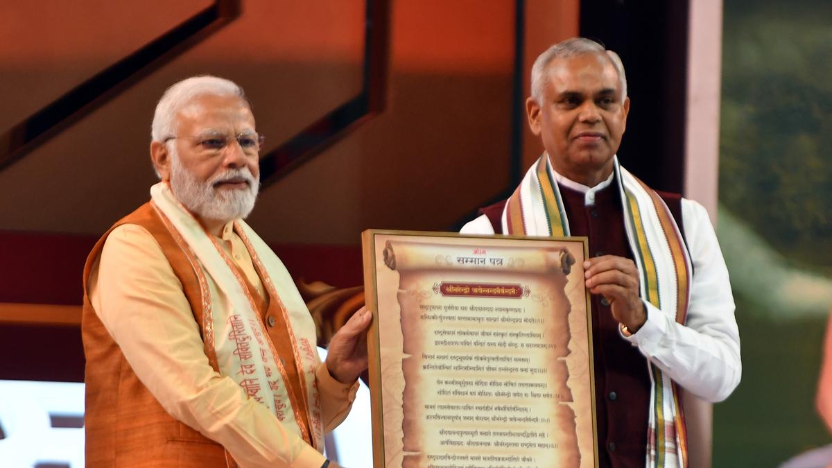 https://th-i.thgim.com/public/incoming/di5dtl/article70037097.ece/alternates/LANDSCAPE_1200/MODI_DAYANAND_SARASWATI_DELHI_2023_12_01_5.jpg