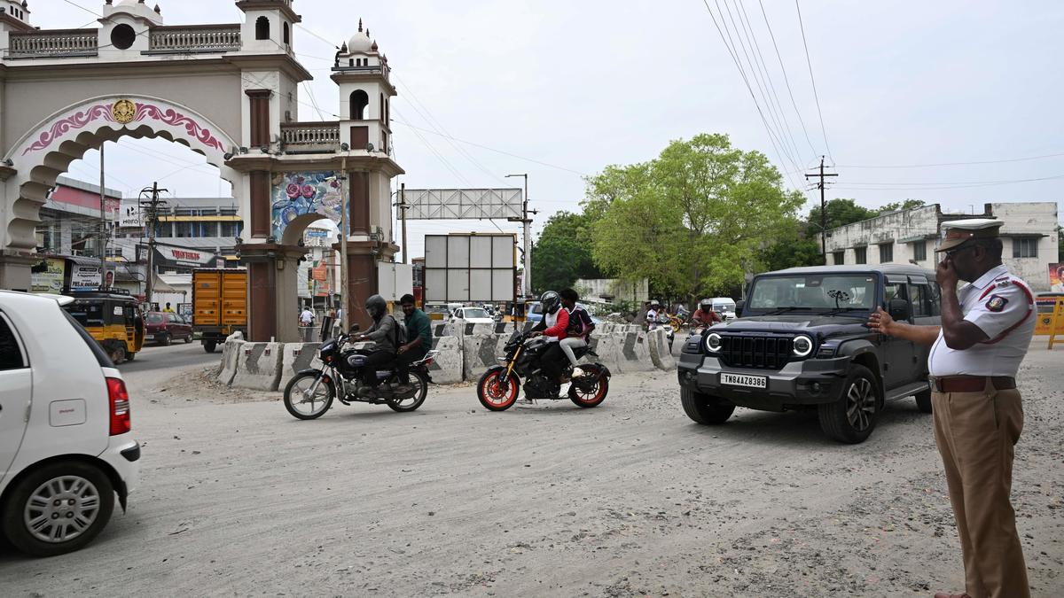 Devotees going to Swami Nellaiyappar Temple suffer as badly damaged road causes accidents, traffic snarl