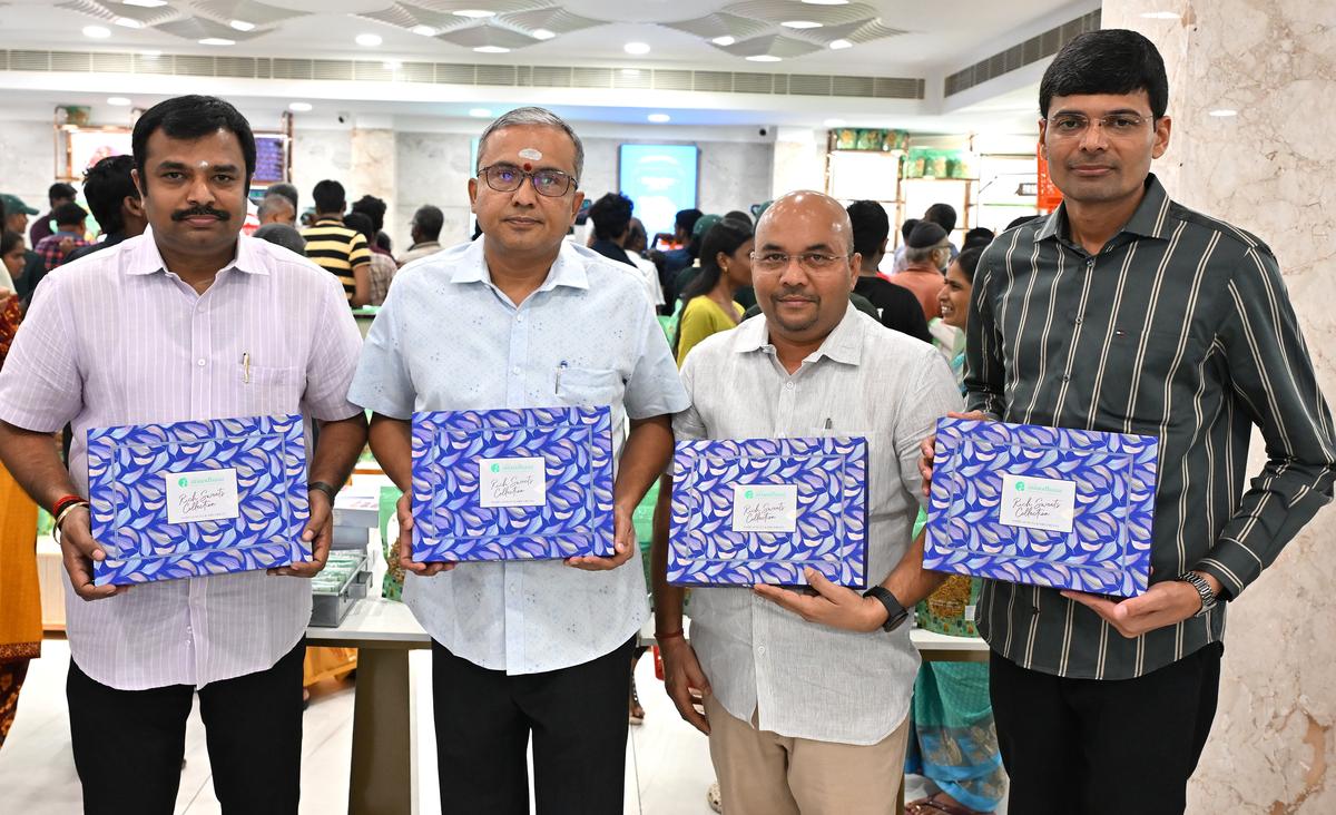 (बाएं से दाएं) नारायण राम निदेशक, मणिकंदन, प्रबंध निदेशक, के। वेंकटेश निदेशक और एनवी नम्मालवर, निदेशक, चेन्नई में पहले आउटलेट के उद्घाटन में।  