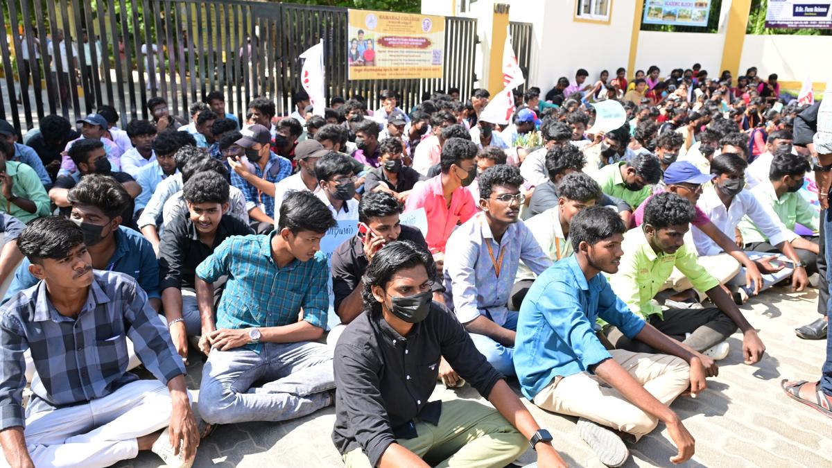 Kamaraj College students along with SFI protest for 2nd day condemning fee hike