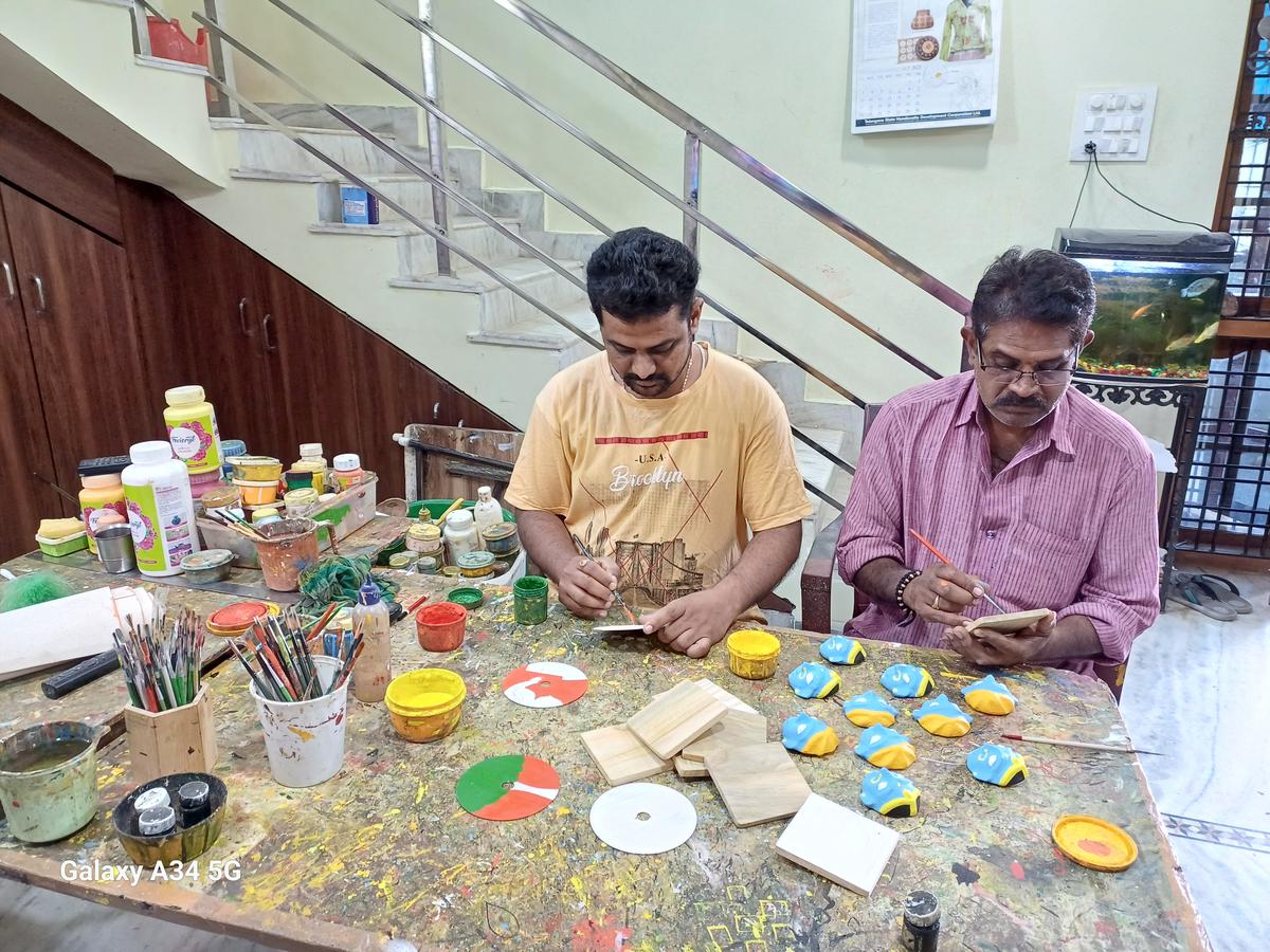 Artist D Saikiran (left) with his father and Cheriyal artist D Nageshwar