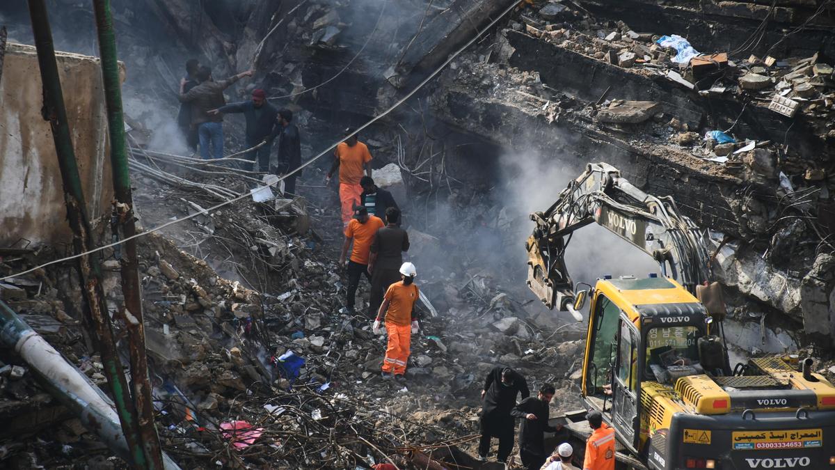 Toll rises to 30 in Karachi fire, 16 minors among those missing