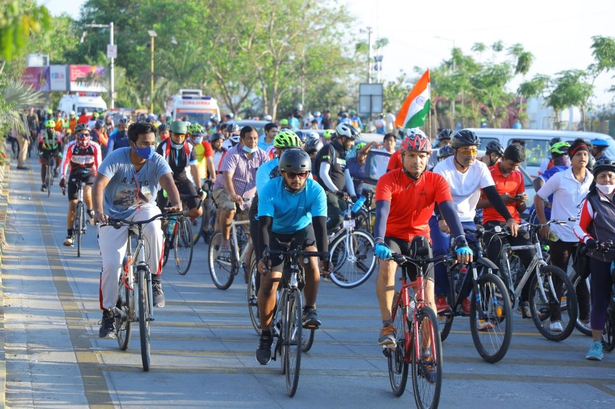 రైడ్ సమయంలో సైక్లింగ్ ఔత్సాహికులు