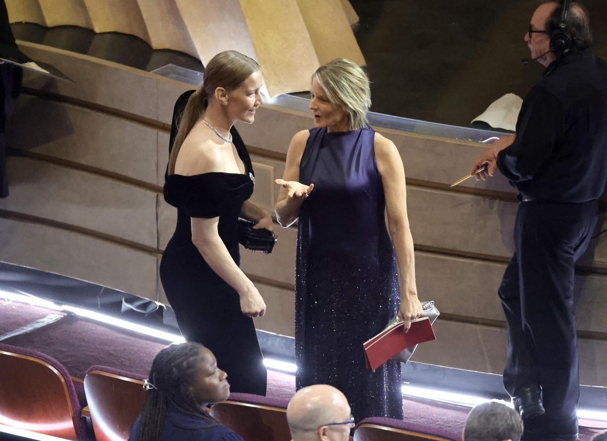HOLLYWOOD, CALIFORNIA - MARCH 10: (L-R) Sandra Hüller and Jodie Foster in the audience during the 96th Annual Academy Awards at Dolby Theatre on March 10, 2024 in Hollywood, California.   Kevin Winter/Getty Images/AFP (Photo by KEVIN WINTER / GETTY IMAGES NORTH AMERICA / Getty Images via AFP)