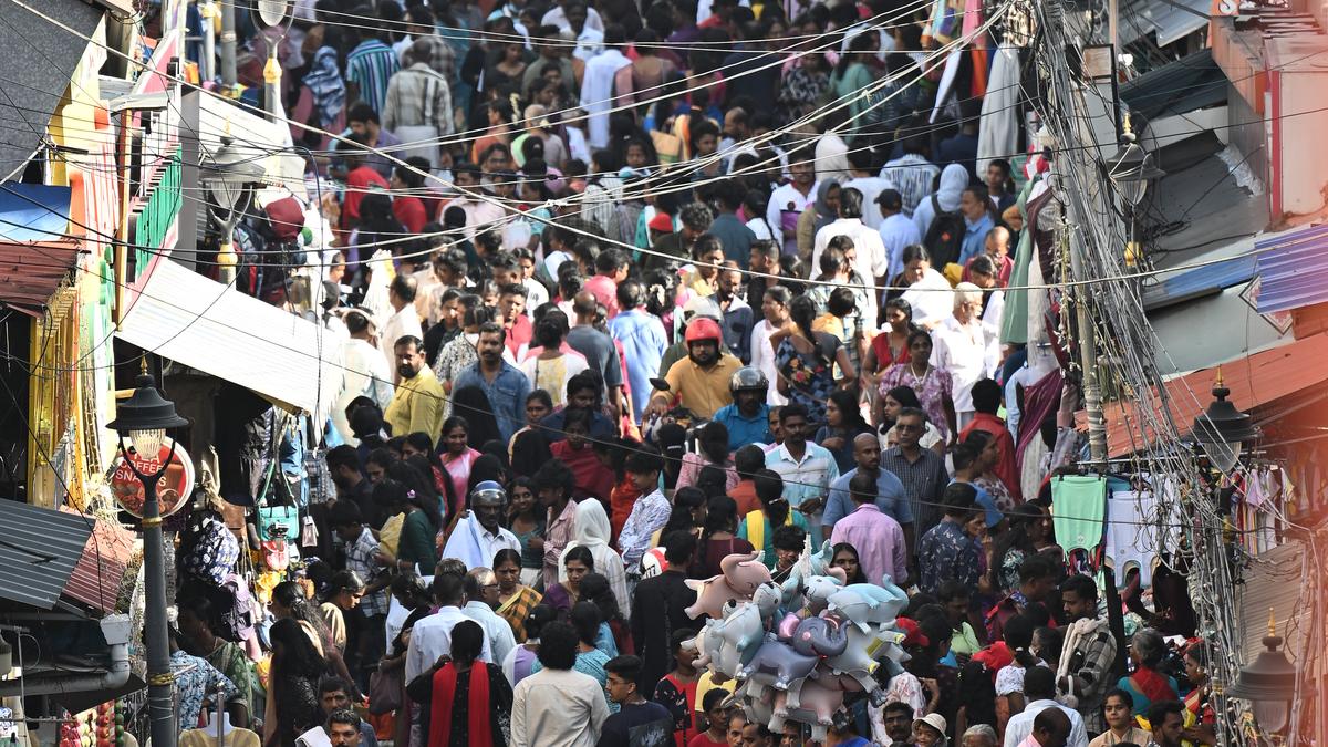 Streets teem with last-minute shoppers on Thiruvonam eve in Kerala