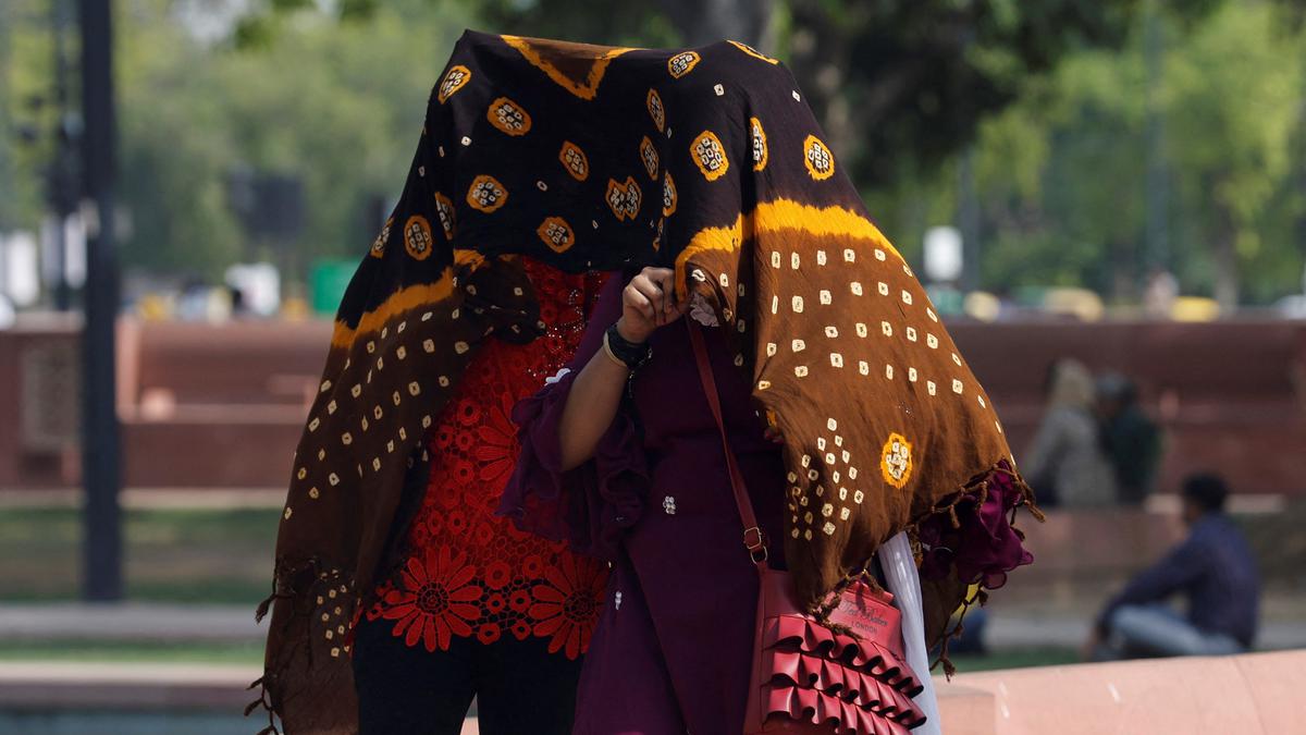 Heatwave conditions prevail in Delhi; maximum temperature likely to settle at 43 degrees Celsius