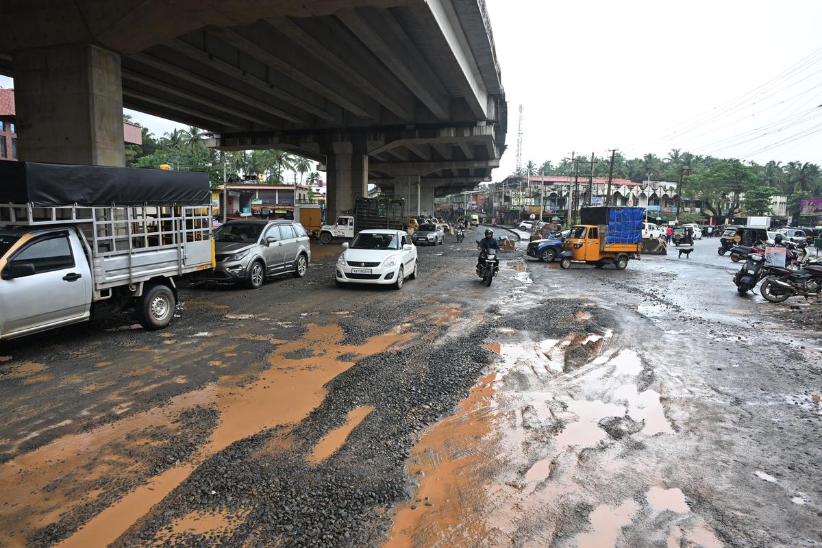 2 கிலோமீட்டர் நீளமுள்ள உயர்மட்ட நெடுஞ்சாலை பணியால் கல்லட்கா நகர மக்கள் கடும் சிரமத்திற்கு ஆளாகியுள்ளனர், கோடையில் தூசி மற்றும் மழைக்காலத்தில் சேறும் சகதியுமாக உள்ளது.