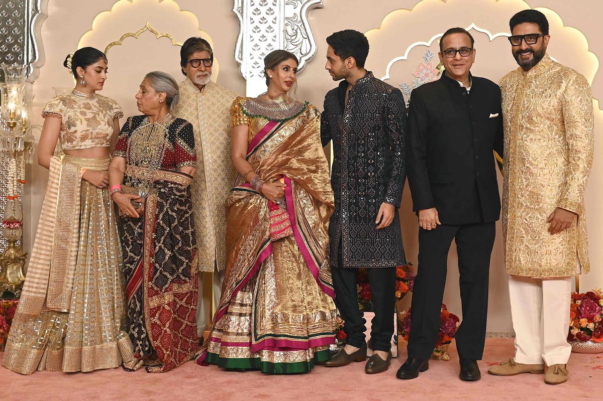 Bollywood actors Amitabh Bachchan (3L), Jaya Bachchan (2L), Shweta Bachchan (C) her daughter Navya Nanda Naveli (1L), het son Agastya Nanda (3R), Nikhil Nanda (Shwet’s husband) (2R) and Abhishek Bachchan (1R) pose for photos Bollywood actors Amitabh Bachchan (3L), Jaya Bachchan (2L), Shweta Bachchan (C) her daughter Navya Nanda Naveli (1L), het son Agastya Nanda (3R), Nikhil Nanda (Shwet’s husband) (2R) and Abhishek Bachchan (1R) pose for photos