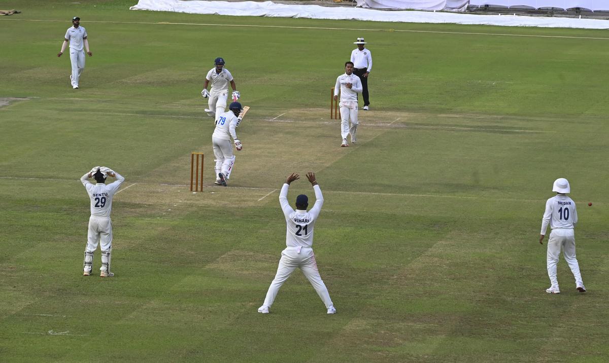 Los jugadores de Tripura no lograron controlar a los bateadores de Bengala el primer día. Los jugadores de Tripura no lograron controlar a los bateadores de Bengala el primer día.