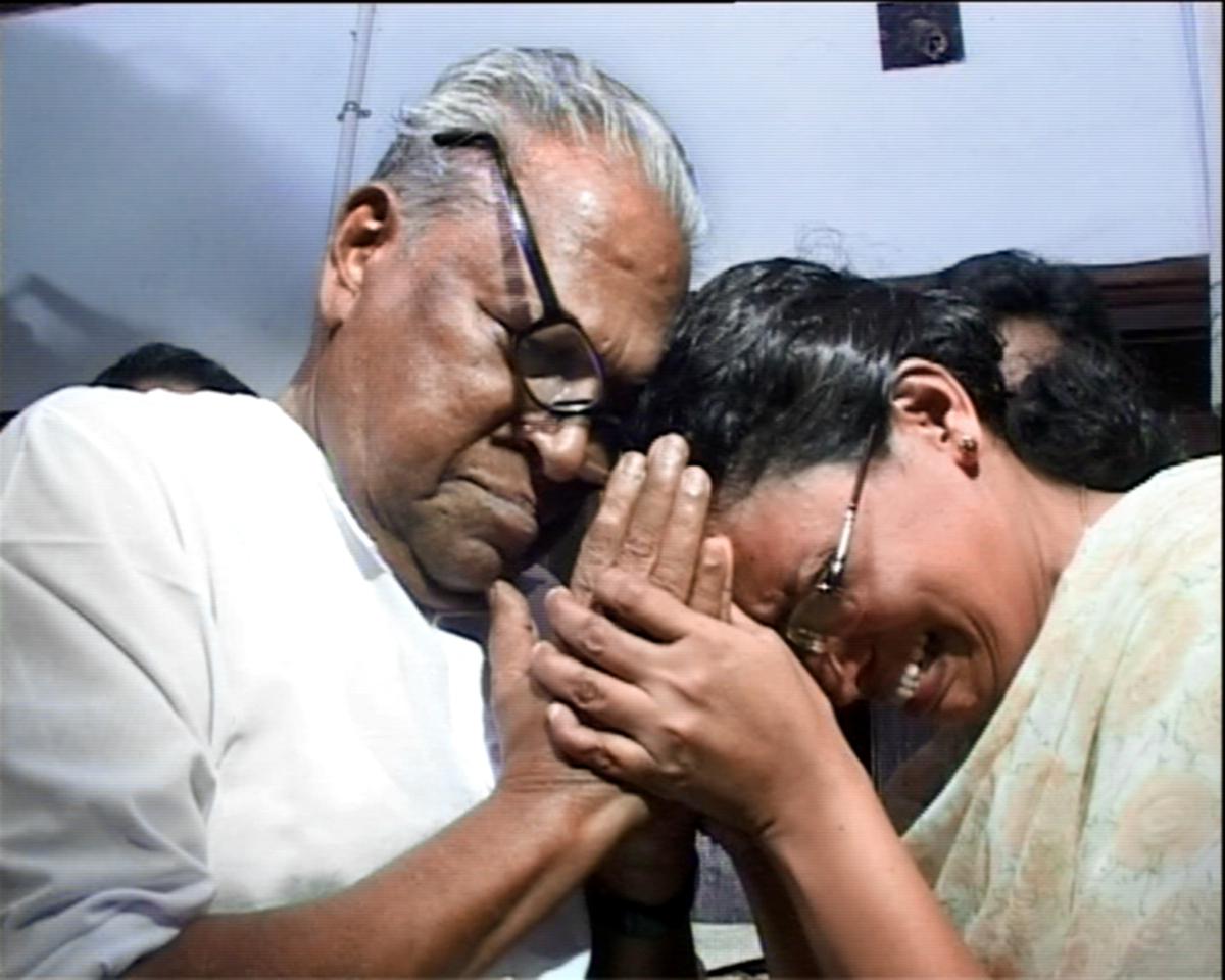 V.S. Achuthanandan consoling K. K. Rema, wife of slain CPI(M) dissident and Revolutionary Marxist Party (RMP) leader T. P. Chandrasekharan