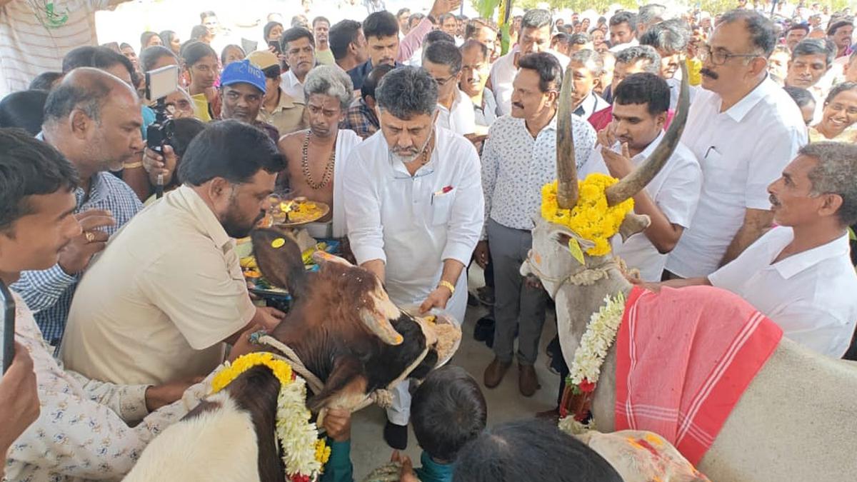 Shivakumar meets ailing actor Leelavathi 