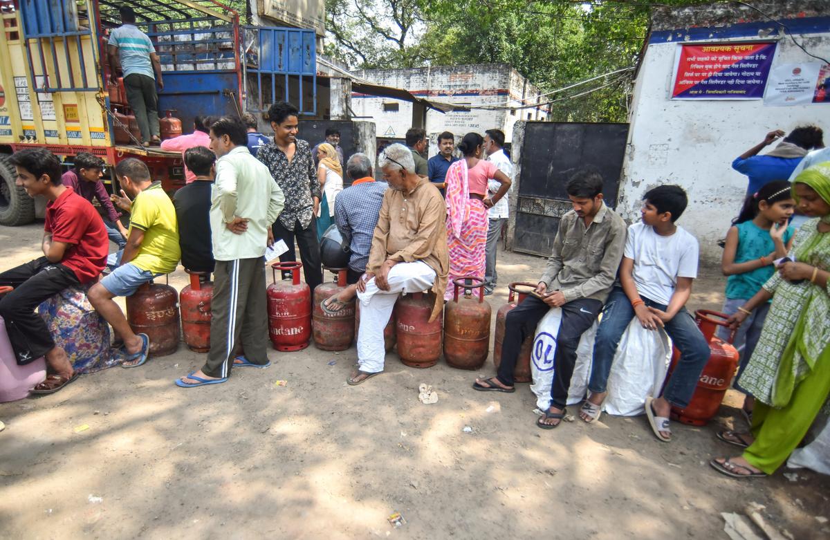 thehindu.com - Shrimansi Kaushik - LPG crunch fuels rise in food prices, shrinking of menus