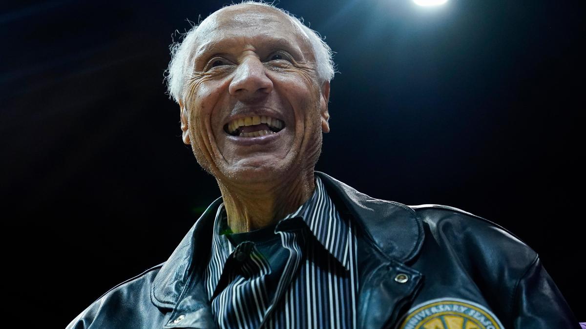 Hall of Famer Lenny Wilkens, yang melatih pertandingan terbanyak dalam sejarah NBA, meninggal pada usia 88 tahun