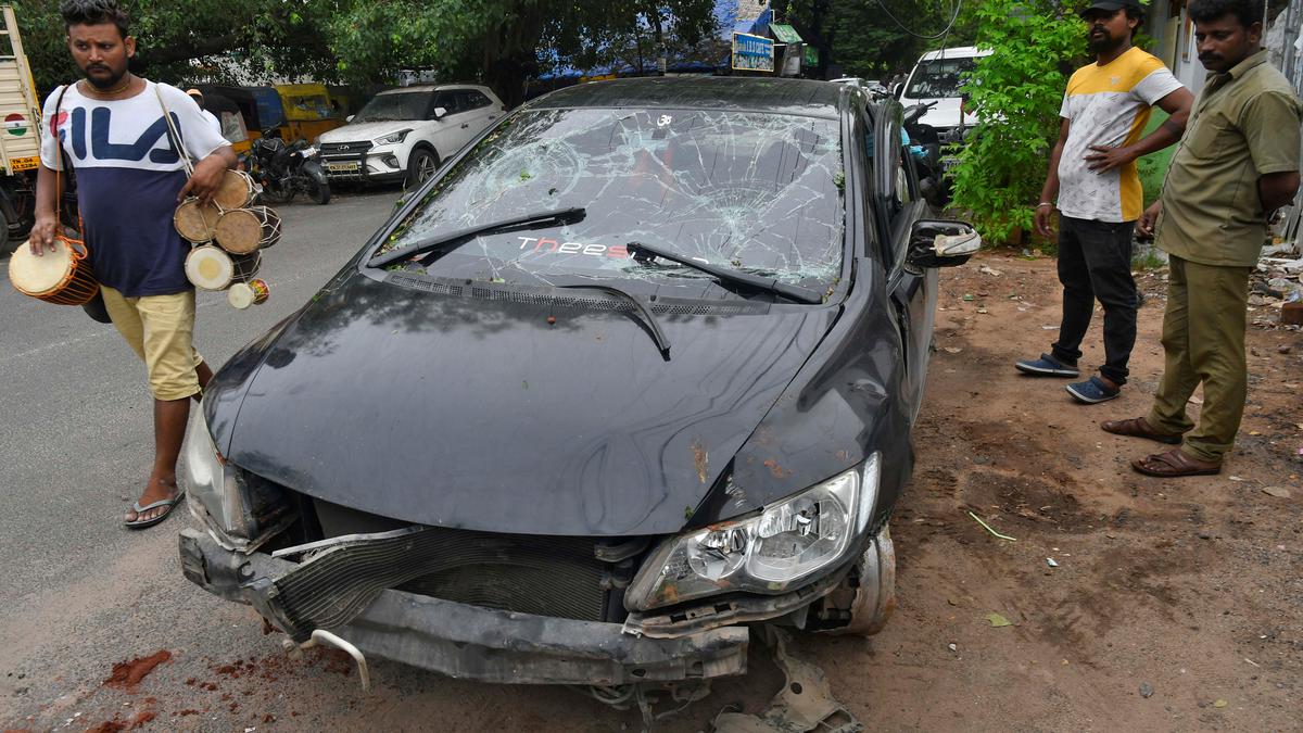 Drunk youth drives recklessly, gets thrashed by chasing mob after he causes multiple accidents