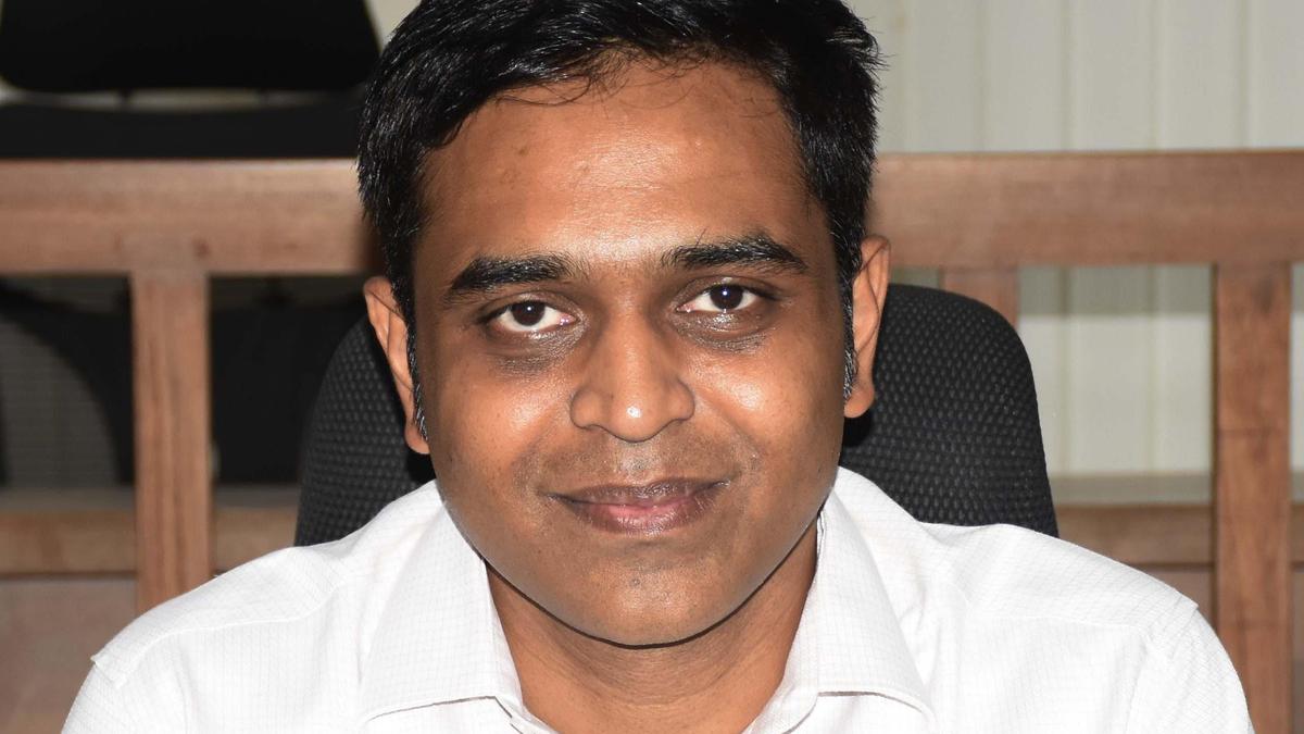 Yadgir DC issues show cause notices to two LPG cylinder agencies for violating rules