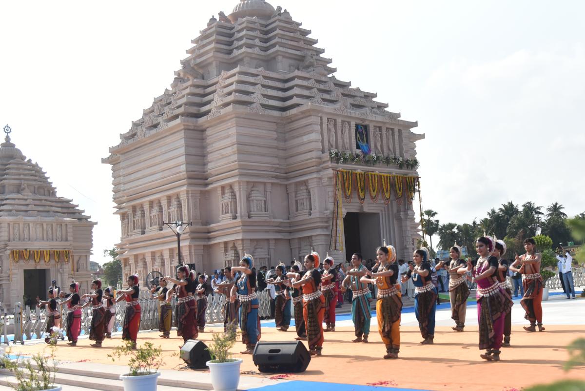 A cultural performance by Odissi dancers on the day of the inauguration. Apart from a cultural programme, hundreds of light technicians from a district in Hooghly were also employed for light decorations before the inauguration.  