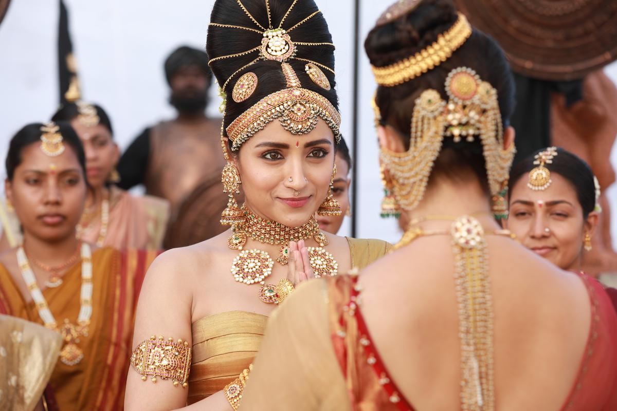 Trisha as Kundavai and Aishwarya Rai (facing away from the camera) as Nandini