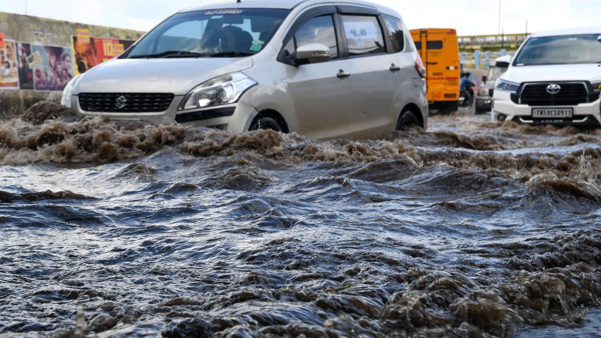 Overflow on Vaigai Bank Roads throws traffic out of gear