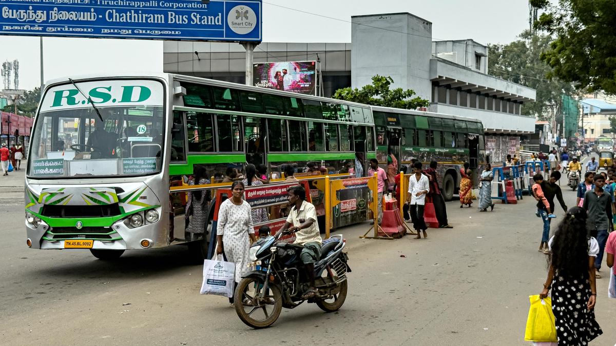 Random bus halts cripple traffic in and around Chathiram Bus Stand