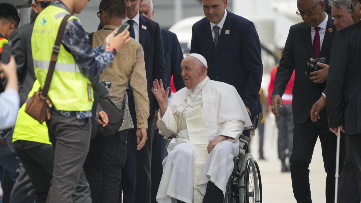 Indonesia arrests seven over Pope Francis 'terror threats'