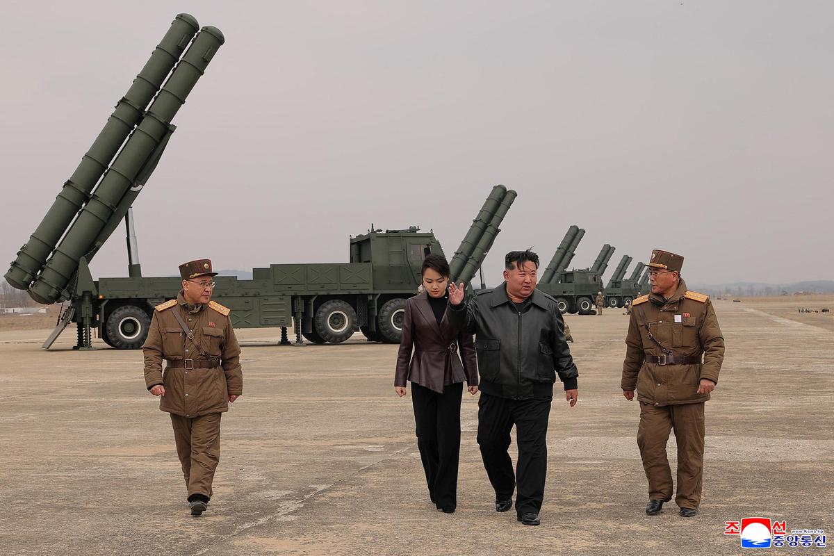 Il leader nordcoreano Kim Jong Un, accompagnato da sua figlia Kim Ju Ae, supervisiona il lancio di prova di lanciarazzi multipli calibro 600 mm, Corea del Nord, 14 marzo 2026, in questa immagine pubblicata dall'agenzia di stampa centrale coreana ufficiale della Corea del Nord.