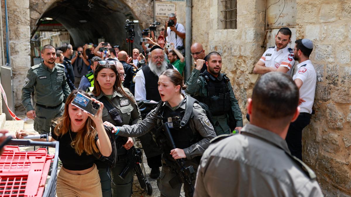 Turkish national stabs Israeli policeman in Jerusalem, shot dead ...