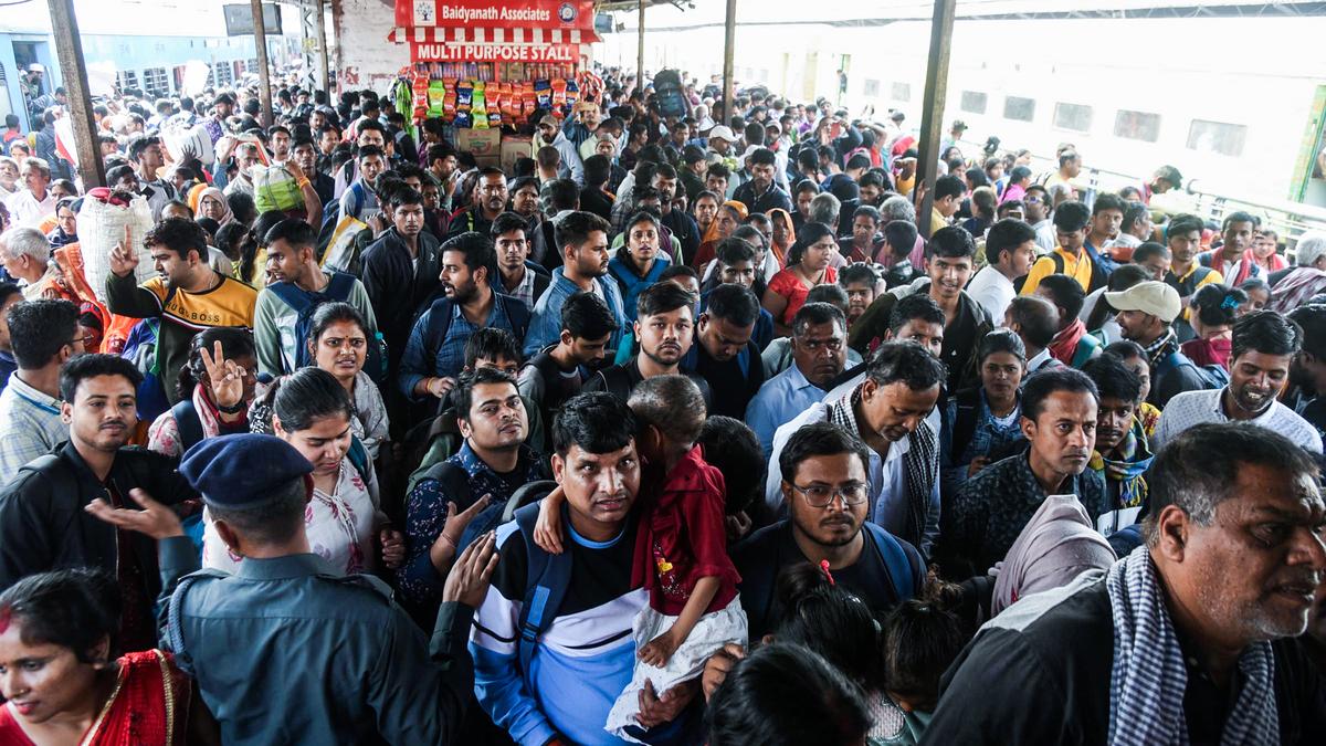 Railways plans slew of measures to control crowd at 60 major stations