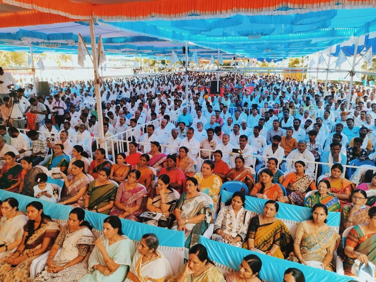 The crowd at the function to remember the former MLA late Venkatareddy Mudnal on his first death anniversary in Yadgir on Wednesday.