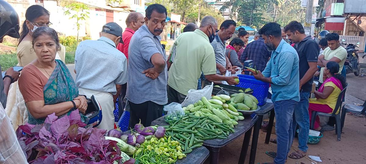 Crowd at the Sunday market at Aramkallu in Karakulam panchayat