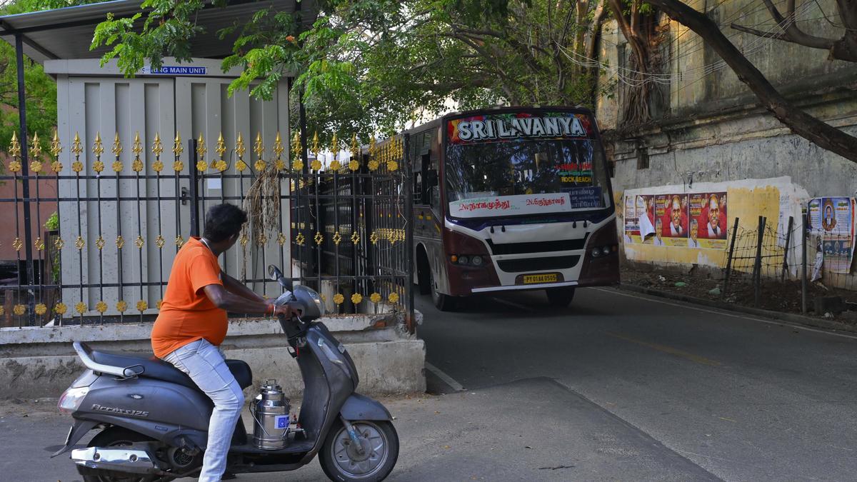 Poor visibility, haphazard parking turns junction near Manakula Vinayagar temple on Gingee Salai accident prone