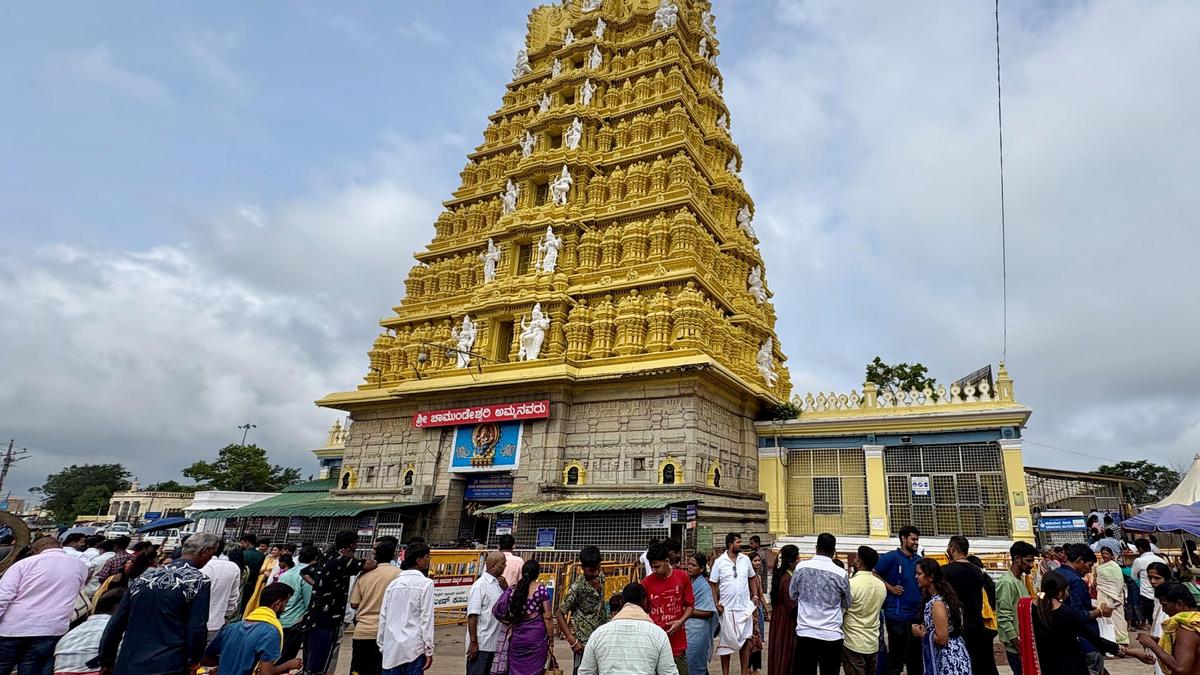 Durga Stalin visits Chamundeshwari temple, calls on GTD family in Mysuru