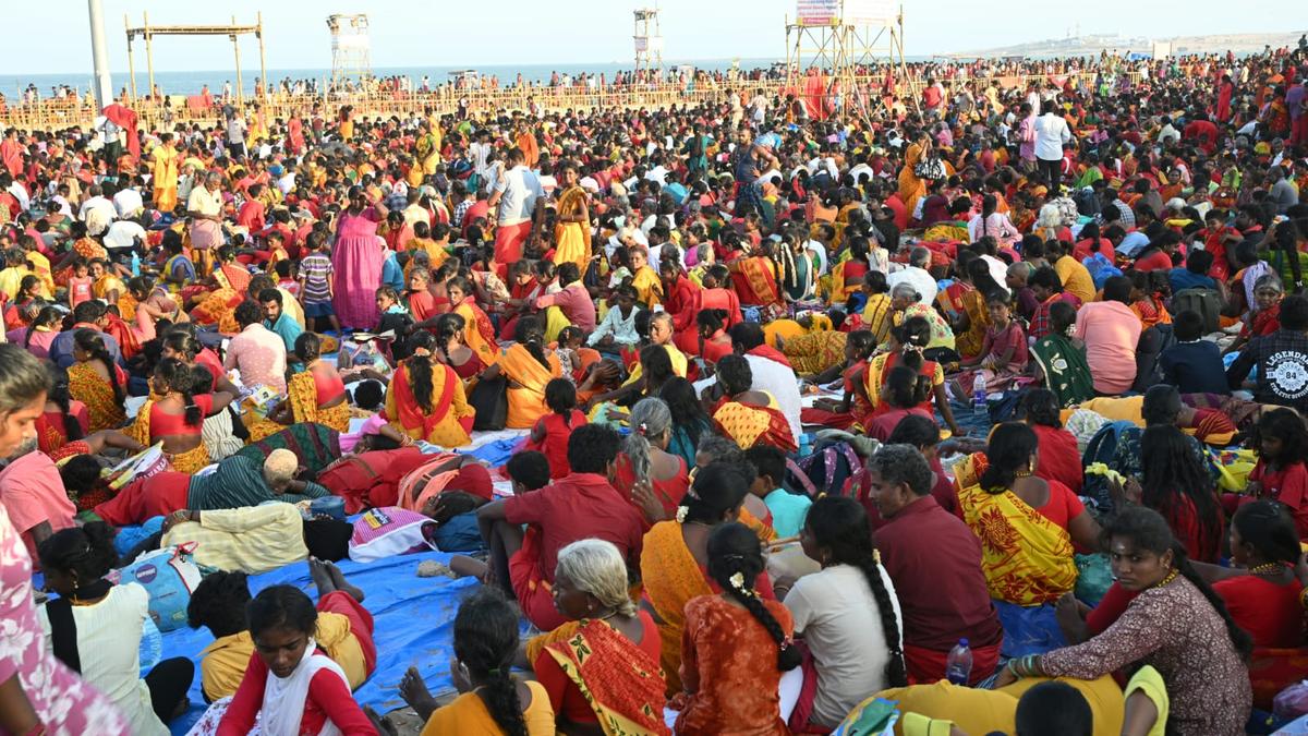 Devoteesflock to Kulasekarapattinam to witness Dasara festival