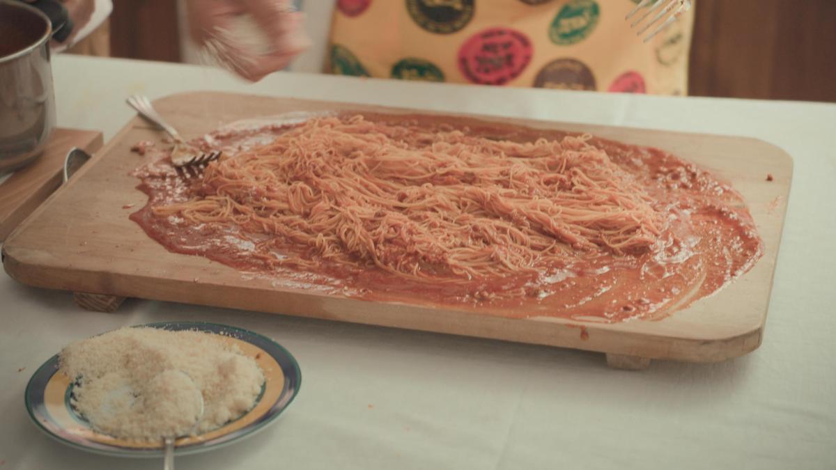 Maccheroncini di Campofilone sendo misturado com um ragu vermelho em uma tábua. Maccheroncini di Campofilone sendo misturado com um ragu vermelho em uma tábua.