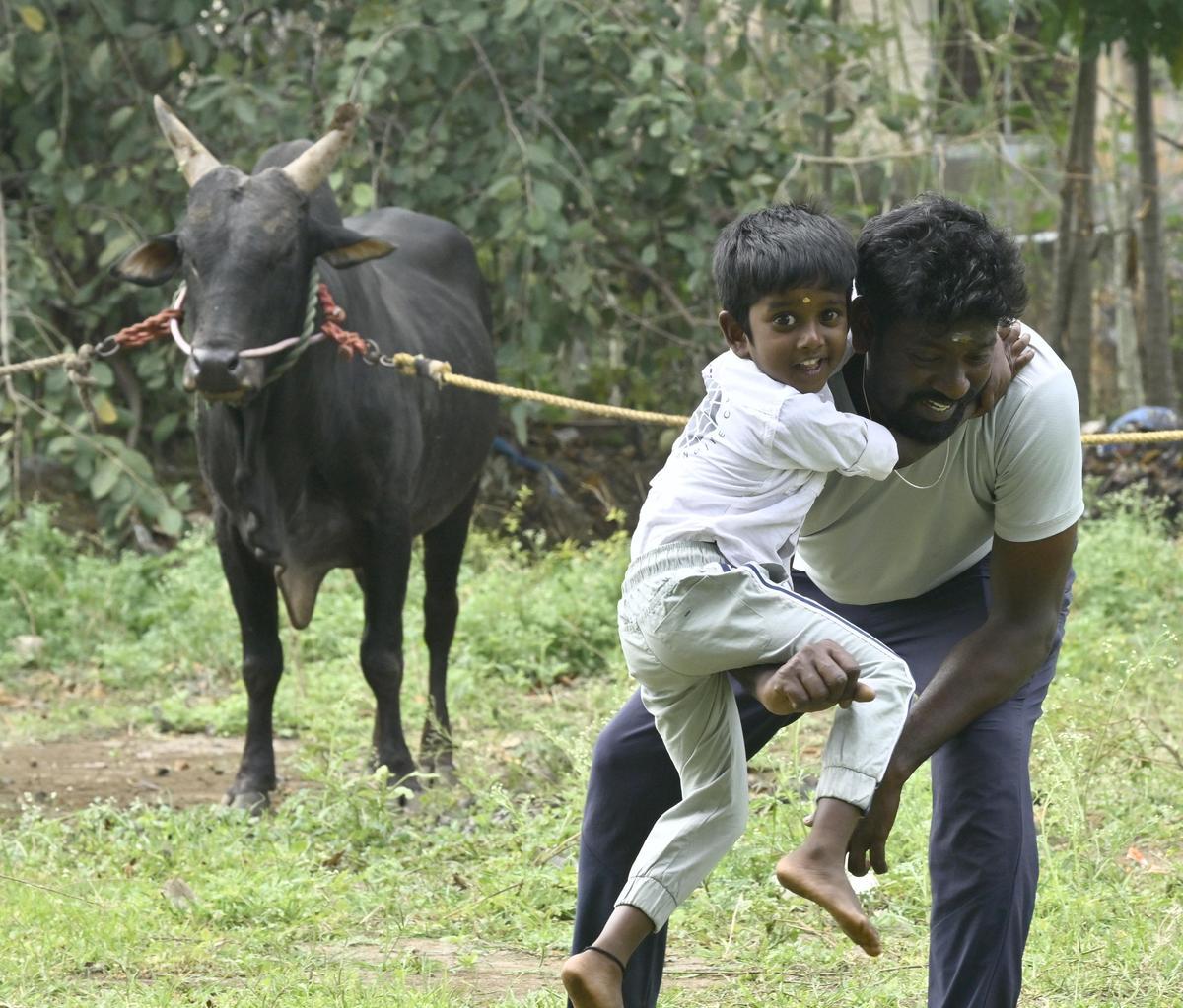 M Malarmannan e suo figlio ad Alanganallur. 