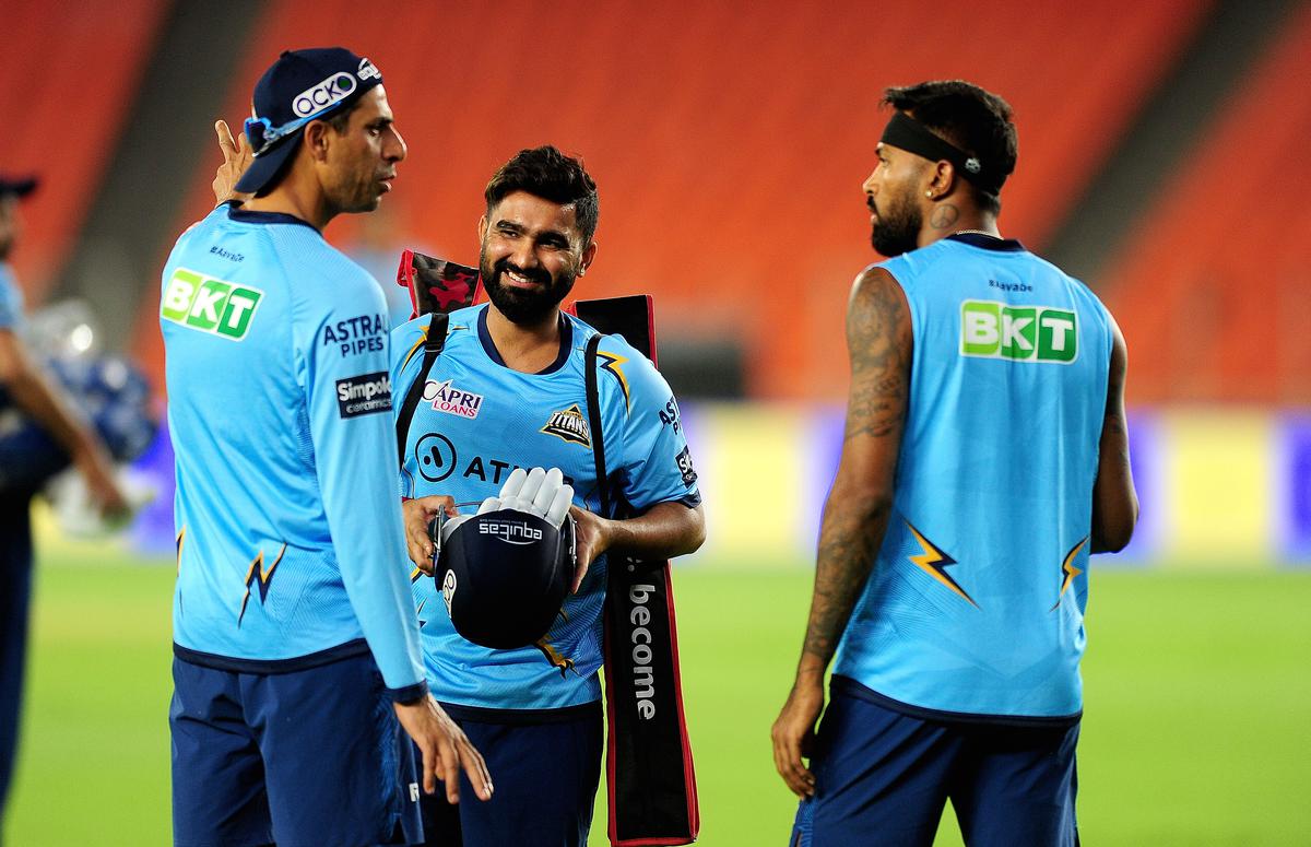 Gujarat Titans captain Hardik Panday with head coach Ashish Nehra and Rahul Tiwetia during a practice session. 