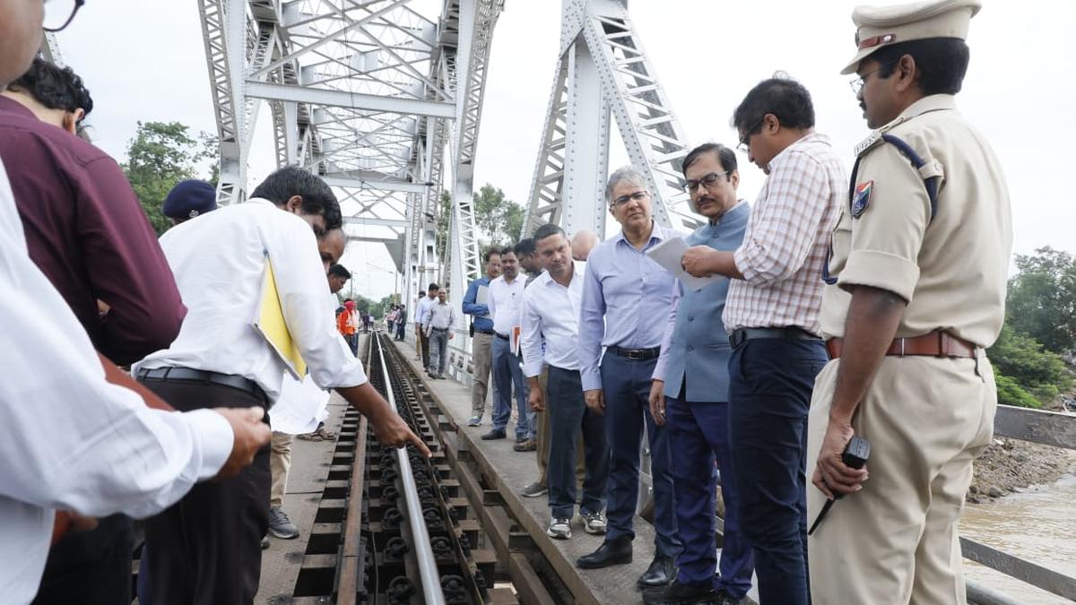 SCR GM inspects Rayanapadu station, bridge across Krishna