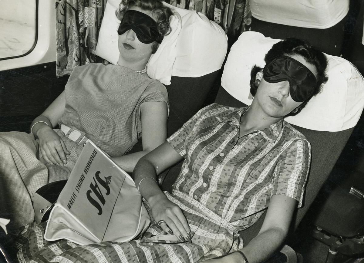 Airlines gave passengers sleeping “glasses” that were made of cool nylon over a thin steel frame.  Airlines gave passengers sleeping “glasses” that were made of cool nylon over a thin steel frame.