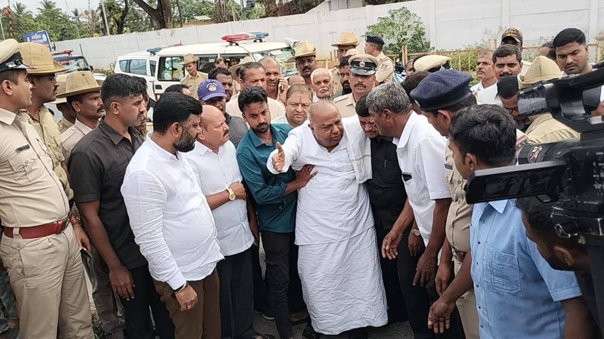 Keep politics aside and join hands with Centre for development, Deve Gowda appeals to State govt.