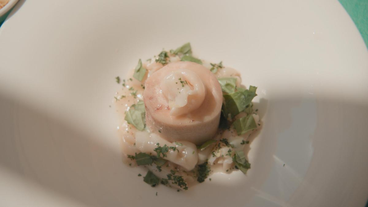 Shot do prato de assinatura de Uliassi: pernil de vitela em corte transversal com tripa de bacalhau, coberto com salsa, manjericão e sementes de aipo. Shot do prato de assinatura de Uliassi: pernil de vitela em corte transversal com tripa de bacalhau, coberto com salsa, manjericão e sementes de aipo.
