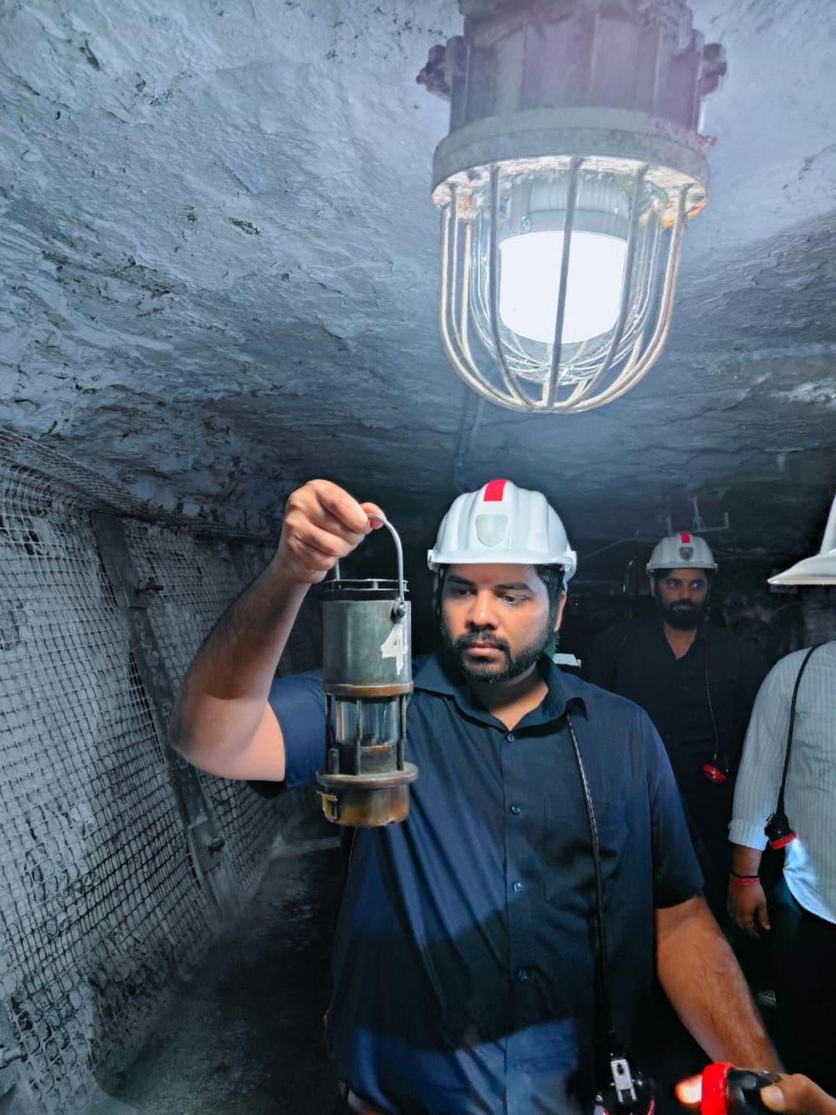 पेद्दापल्ली के सांसद जी. वामसी कृष्णा सोमवार को पेद्दापल्ली जिले के गोदावरीखानी में 11 इनक्लाइन खदान का निरीक्षण करते हुए। पेद्दापल्ली के सांसद जी. वामसी कृष्णा सोमवार को पेद्दापल्ली जिले के गोदावरीखानी में 11 इनक्लाइन खदान का निरीक्षण करते हुए।